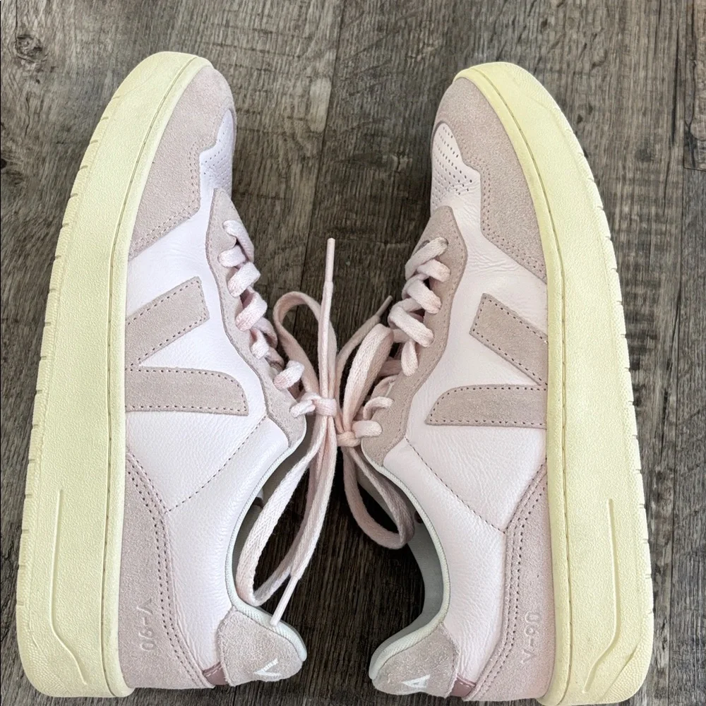 Veja V-90 Sneakers - Picture 6 of 8